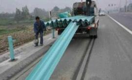 波形梁護欄防護性能的改進研究