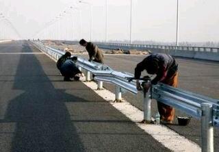 安裝波形護(hù)欄板