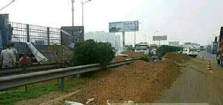 貨車對(duì)高速波形護(hù)欄的破壞