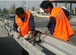 安裝護(hù)欄板