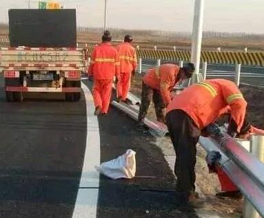 公路波形護(hù)欄維護(hù)圖