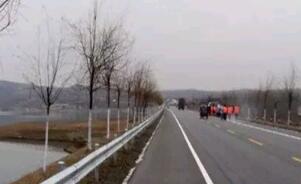 完善公路安保設(shè)施 波形護欄保障道路安全