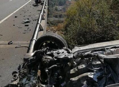 疲勞駕駛撞上高速護欄